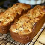 Saftiges Apfelkuchenbrot mit Äpfeln und Gewürzen frisch aus dem Ofen.