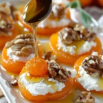 Aprikosen mit Ziegenkäse, Honig und Walnüssen auf einem Teller angerichtet