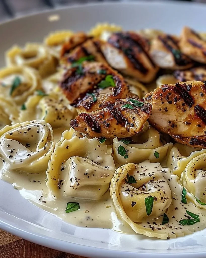Asiago Tortellini Alfredo mit gegrilltem Hähnchen