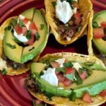 Leckere Avocado-Tacos auf einem Teller garniert mit frischem Koriander