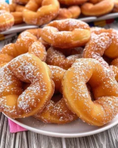 Hausgemachte frittierte Donuts auf einem Teller