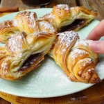 Leckere Blätterteig-Dreiecke für ein ideales Frühstück serviert auf einem Teller