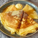 Leckere Crepes auf einem Teller, zubereitet nach unserem Crepe Rezept.