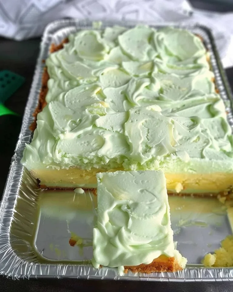 Pistazien-Ananas-Kuchen auf einem Teller, dekoriert mit frischen Ananasstücken.