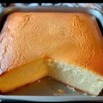 Ein saftiger eierloser gelber Kuchen auf einem hübschen Teller.