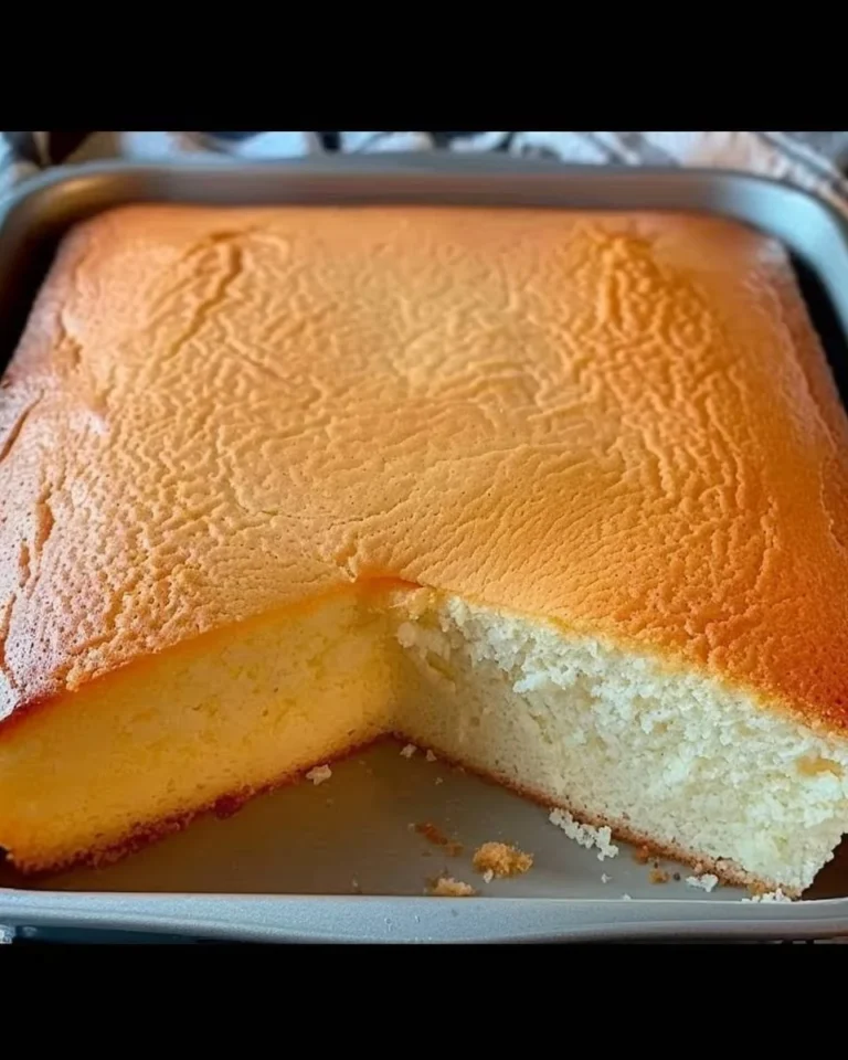 Ein saftiger eierloser gelber Kuchen auf einem hübschen Teller.