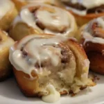 Zimtschnecken mit Frischkäse-Frosting auf einem Teller