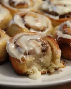 Zimtschnecken mit Frischkäse-Frosting auf einem Teller