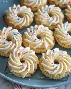 Einfache Butter-Piparkekse auf einem Teller, frisch gebacken und dekoriert.