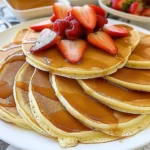 Einfache riesige Pfannkuchen auf einem Teller serviert