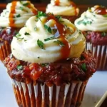 Fleischlaibchen-Cupcakes auf einem dekorativen Teller serviert.