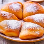 Frittierter süßer Brot auf einem Teller