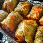 Zart gefüllte Kohlrouladen auf einem Teller serviert.