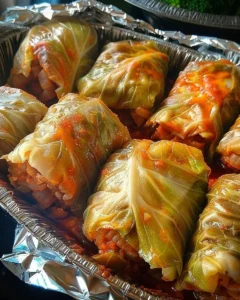 Zart gefüllte Kohlrouladen auf einem Teller serviert.