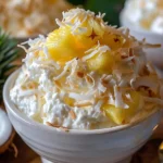 Hawaiianischer Ananas-Kokosfluff mit frischen Ananasstücken und Kokoscreme