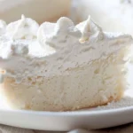 Himmlischer weißer Snackkuchen mit Sahne und Früchten