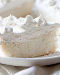 Himmlischer weißer Snackkuchen mit Sahne und Früchten