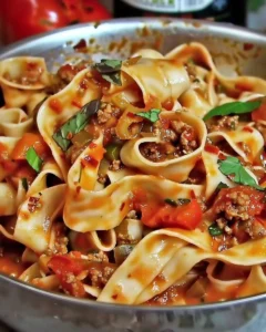 Italienische betrunkene Nudeln in einer schmackhaften Sauce serviert.