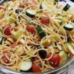 Kalifornischer Spaghetti-Salat mit buntem Gemüse und frischen Zutaten