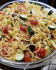 Kalifornischer Spaghetti-Salat mit buntem Gemüse und frischen Zutaten