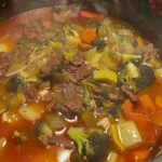 Klebriger und käsiger warmer Speck-Dip in einer Schüssel