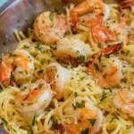Garnelen Scampi Pasta mit Knoblauch und Parmesan auf einem Teller serviert