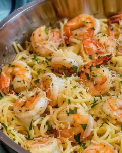 Garnelen Scampi Pasta mit Knoblauch und Parmesan auf einem Teller serviert