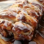 Leckeres Landäpfel-Backteigbrot auf einem Holzbrett