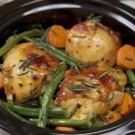 Langsam gekochtes Honig-Knoblauch-Hühnchen mit buntem Gemüse auf einem Teller