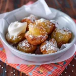 Leckere Trichterkuchen Bissen auf einem Teller serviert