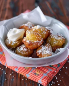 Leckere Trichterkuchen Bissen auf einem Teller serviert