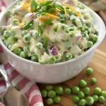 Klassischer Erbsensalat mit frischen Zutaten in einer Schüssel