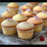Leckere Milch Cupcakes in bunten Muffinförmchen angerichtet