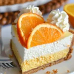 No-Bake Orange Creamsicle Käsekuchen auf einem weißen Teller