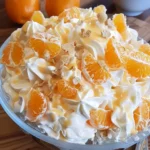 Erfrischender Orangen-Cremesicle-Salat mit leuchtenden Farben und fruchtigem Geschmack.