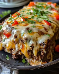 Philly Cheesesteak Fleischlaib mit Käse und Paprika auf einem Teller