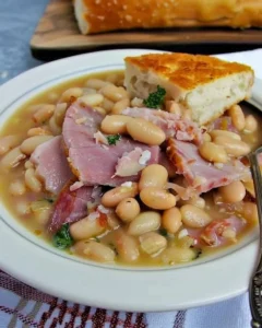 Schinken und weiße Bohnen - ein herzhaftes Gericht für das Familienfest