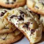 Schokoladenkeks Käsekuchen auf einem Teller angerichtet