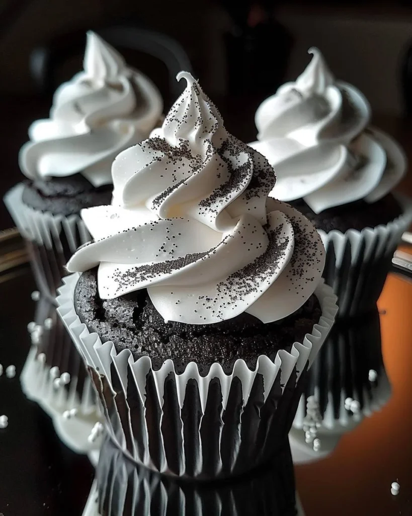 Schwarze Samt-Marshmallow-Cupcakes