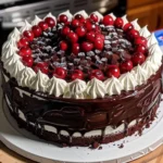 Schwarzwälder Kirschtorte mit Sahne und Kirschen auf einem Teller