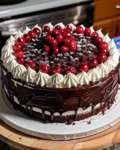 Schwarzwälder Kirschtorte mit Sahne und Kirschen auf einem Teller