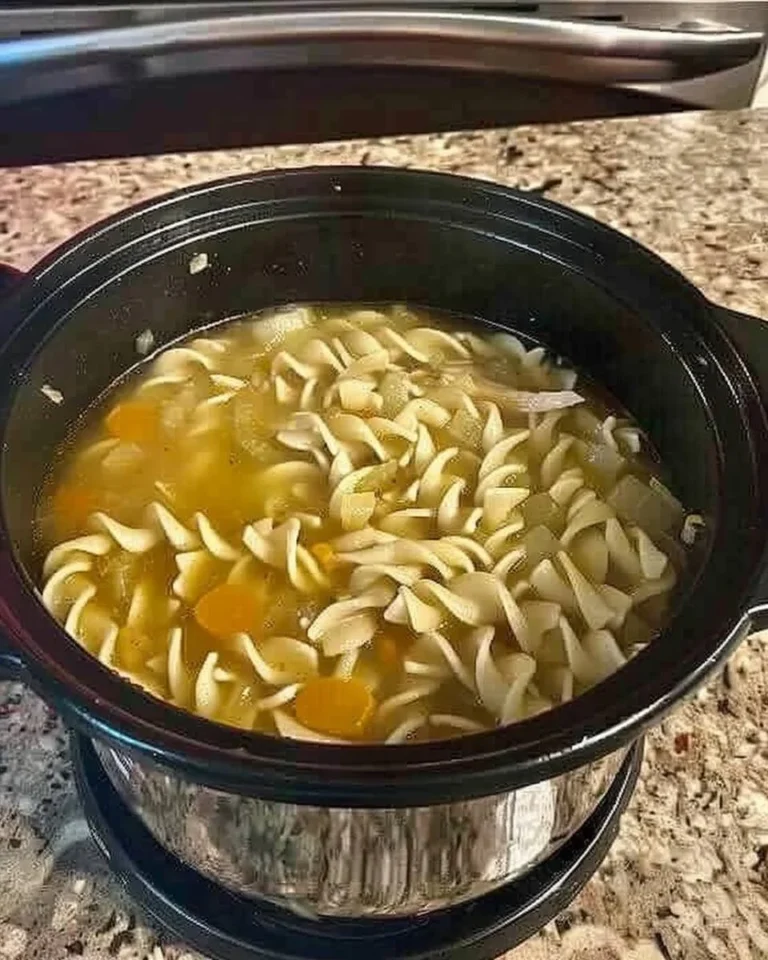 Schüssel mit seelenwärmender Hühnchen-Nudelsuppe auf einem Holztisch