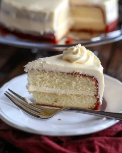 Frischkäsekuchen auf einem Tisch, bereit für die Feierlichkeiten