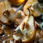 Walnüsse Blauschimmelkäse mit Honig und Birnen auf einem Teller serviert