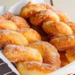 Verdrehte Zimt Donuts frisch gebacken mit Zimt-und-Zucker-Belag.