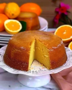 Saftiger Zitronencreme-Pfundkuchen auf einem Tisch serviert