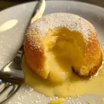 Zitronenlava-Kuchen mit flüssigem Kern auf einem Teller