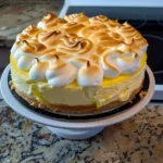 Zitronenmeringue-Käsekuchen mit frischem Zuckerguss und Zitronenscheiben