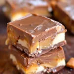 Saftiges Snickers Fudge mit Karamell und Erdnüssen