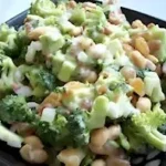 Schale mit Amish Brokkoli-Salat, gesund und lecker für jede Mahlzeit